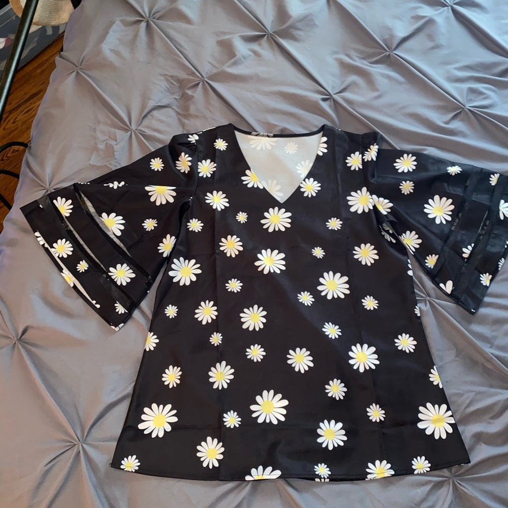 Super cute tunic with wide 3/4 length arms